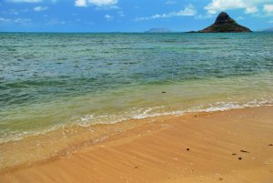 Kualoa beach park med Chinese hat-ön i bakgrunden.