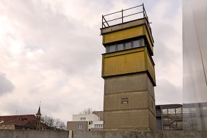 Vakttorn vid muren i Berlin