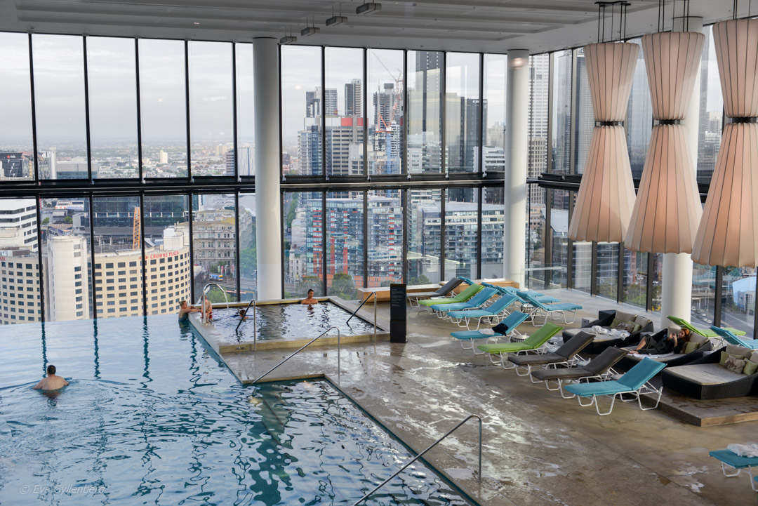Pool with a view på Crown Metropol