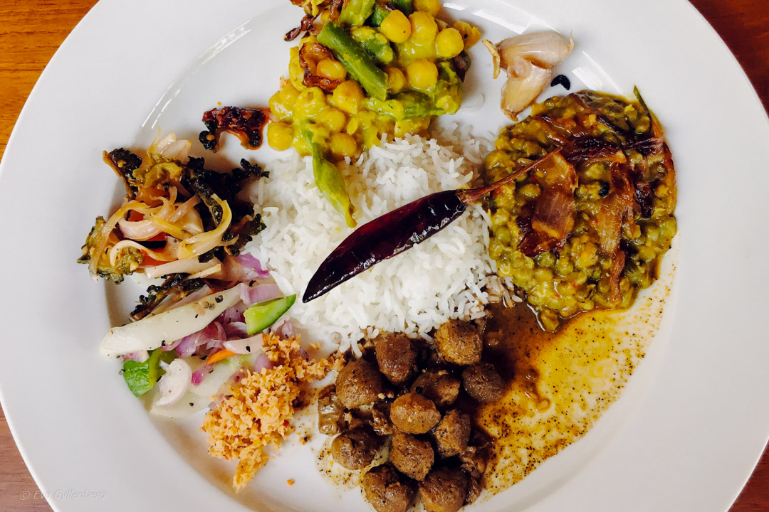 Sri Lankesiska curries, dhals och sambol