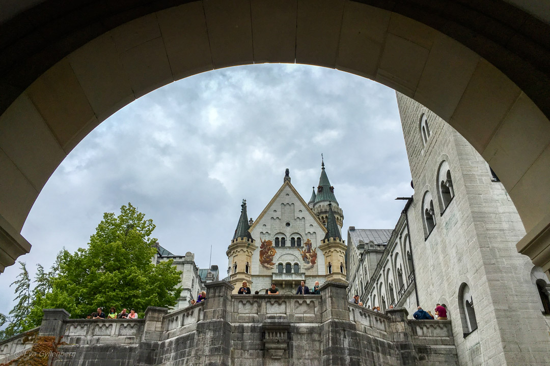 vitt slott genom en port