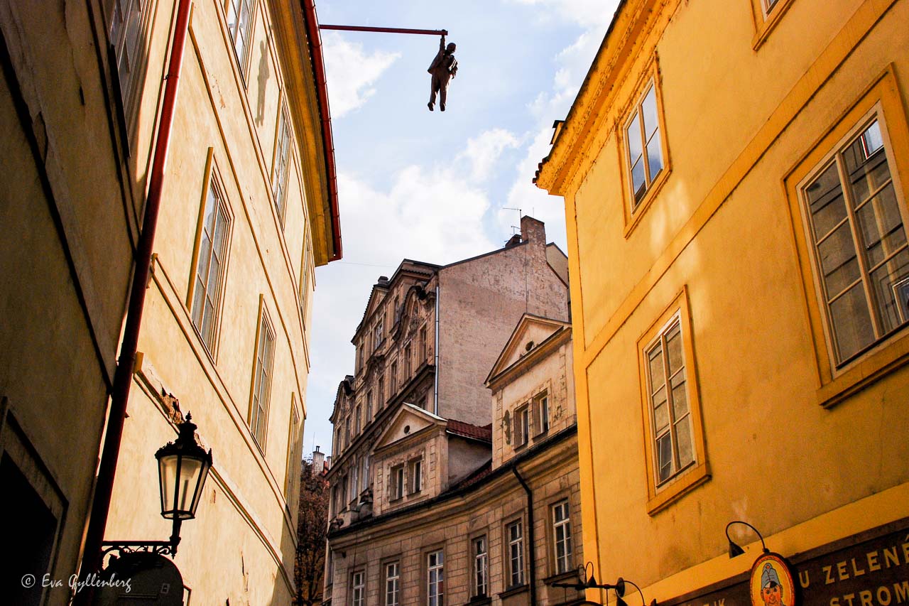 Statyn "Man hanging out" i Prag