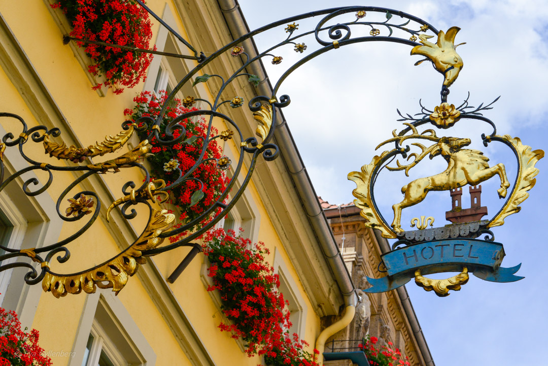 vacker skylt i gult och smide för ett hotell 