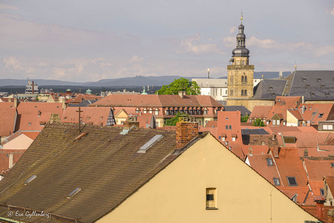 taknockar i orange och en kyrka
