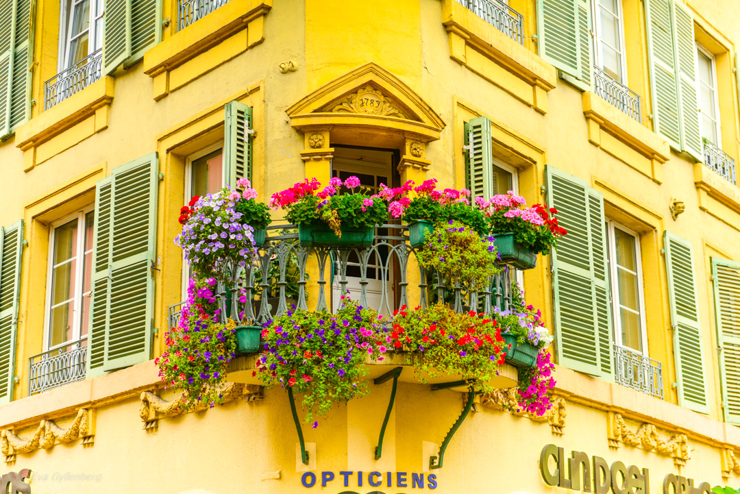 Blomsterfylld balkong i Colmar