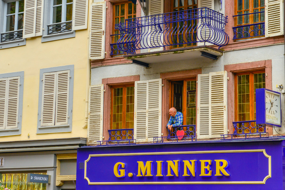 Man med hjärta i ett fönster i Colmar