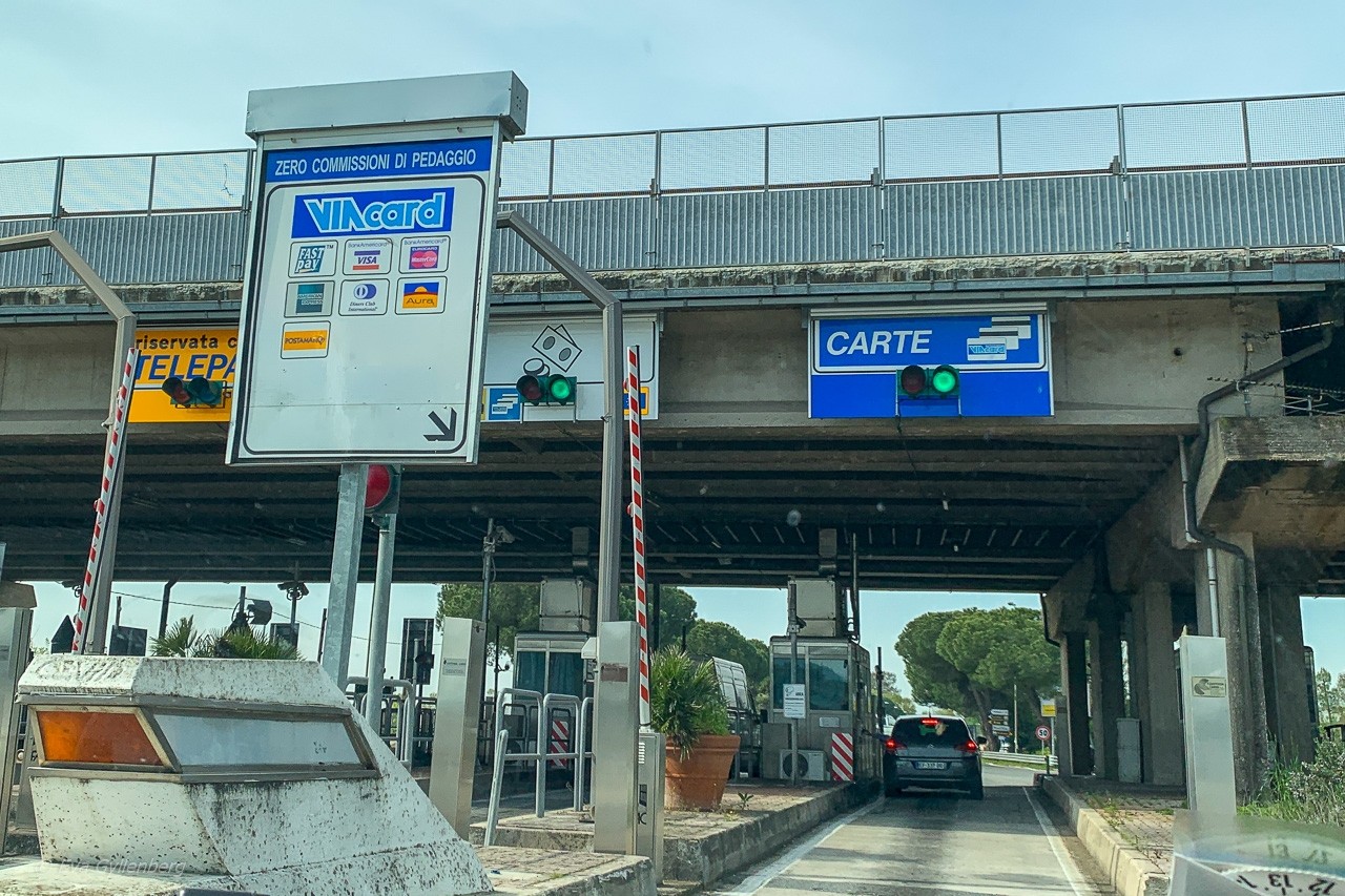Bila i Italien - avfart motorväg