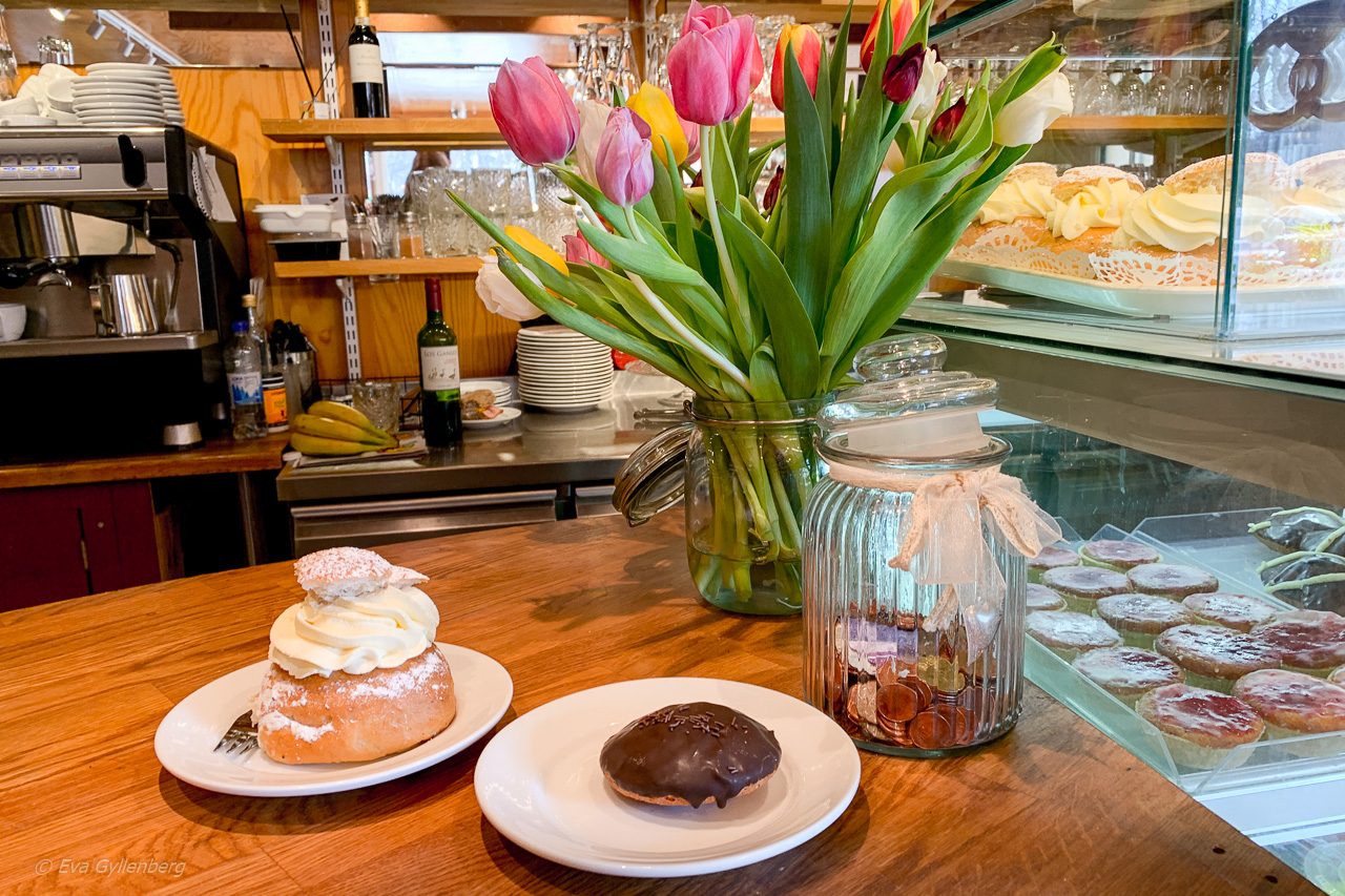 Stavsnäs hembageri med en semla och en biskvi