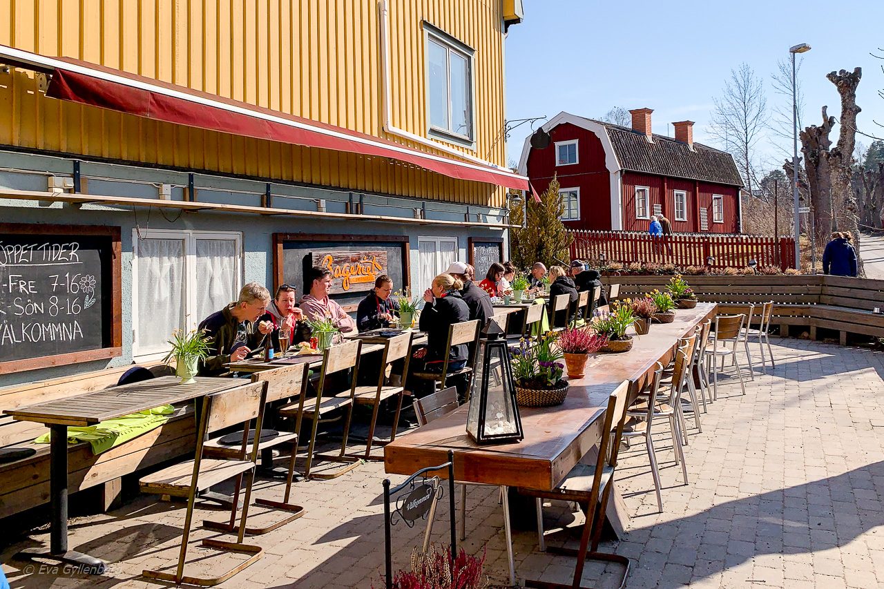 Stavsnäs hembageris uteservering i vårsolen