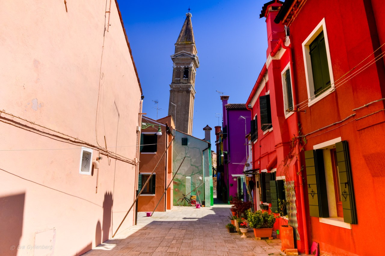 Lutande klocktornet på Burano - Venedig - Italien