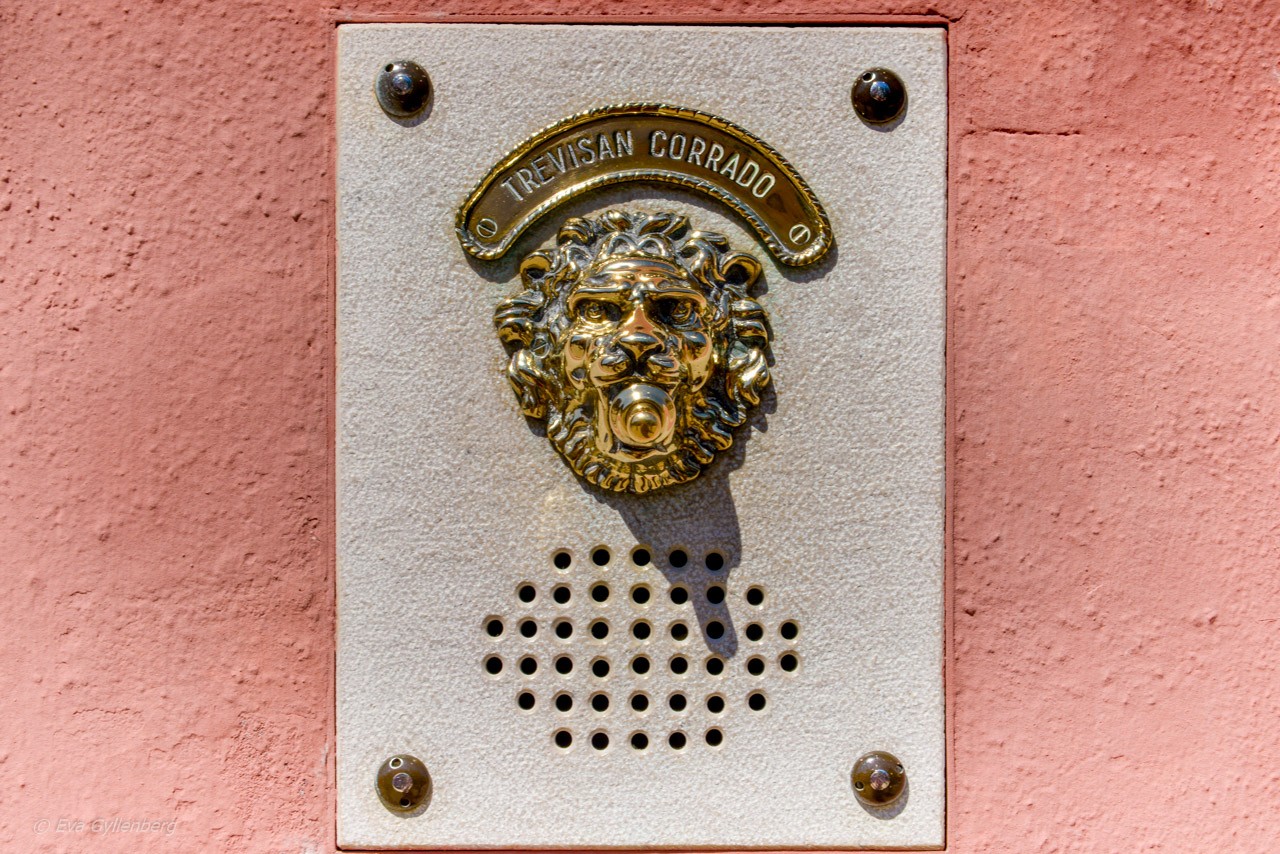 Rosa hus med lejonklocka - Burano - Venedig - Italien