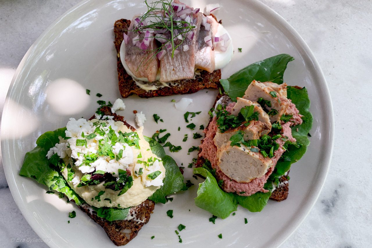Systrarna på solhjulets tre små smörrebröd