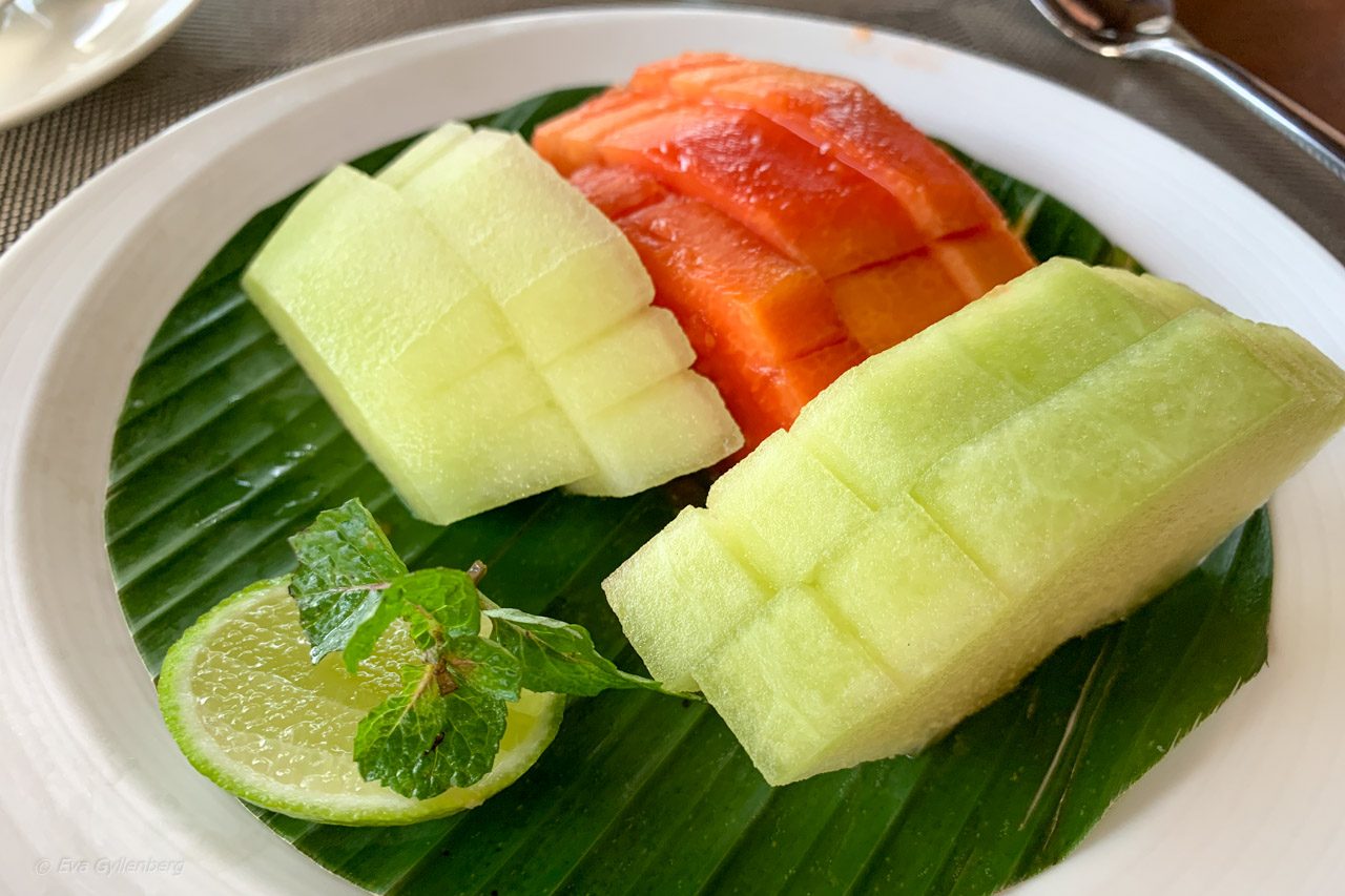 Frukost på Dwaraka Royal Villas