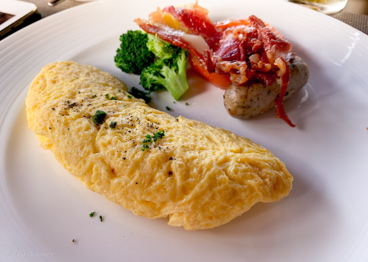 Frukost på Dwaraka Royal Villas