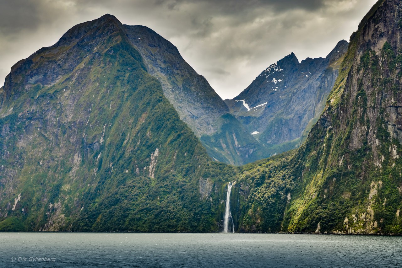 Vattenfall i fjorden Milford Sound