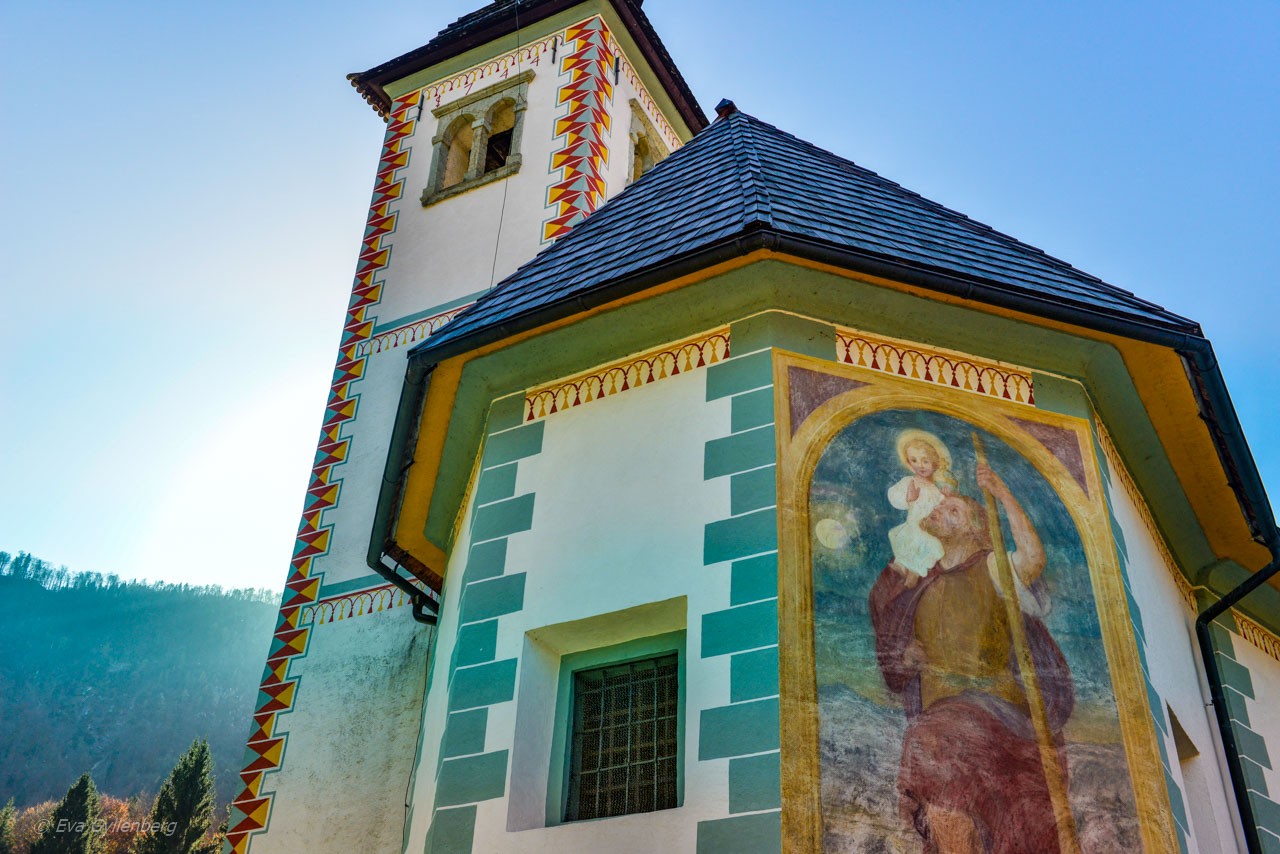 Kyrka med vackra målningar vid Lake Bohinj - Slovenien