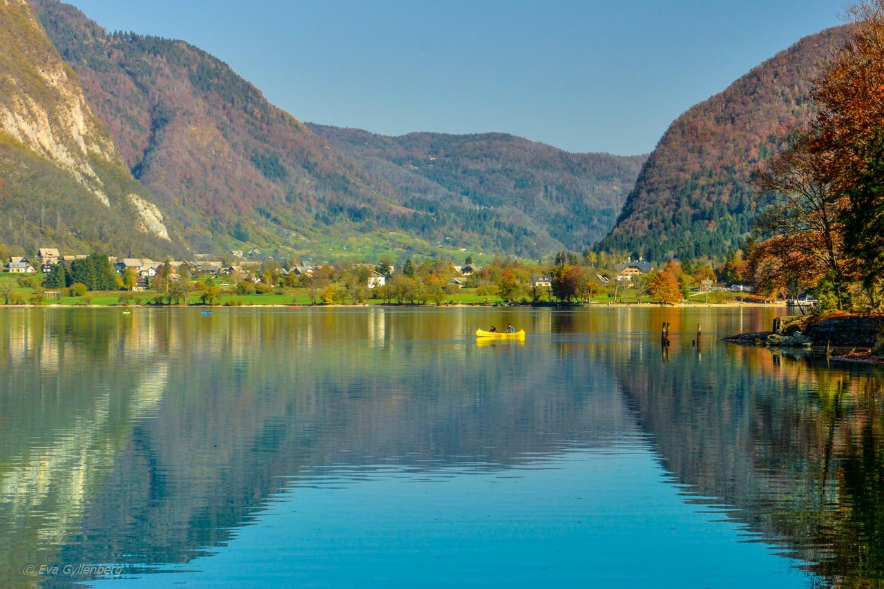 Kanoter och en spegelblank Lake Bohinj - Slovenien