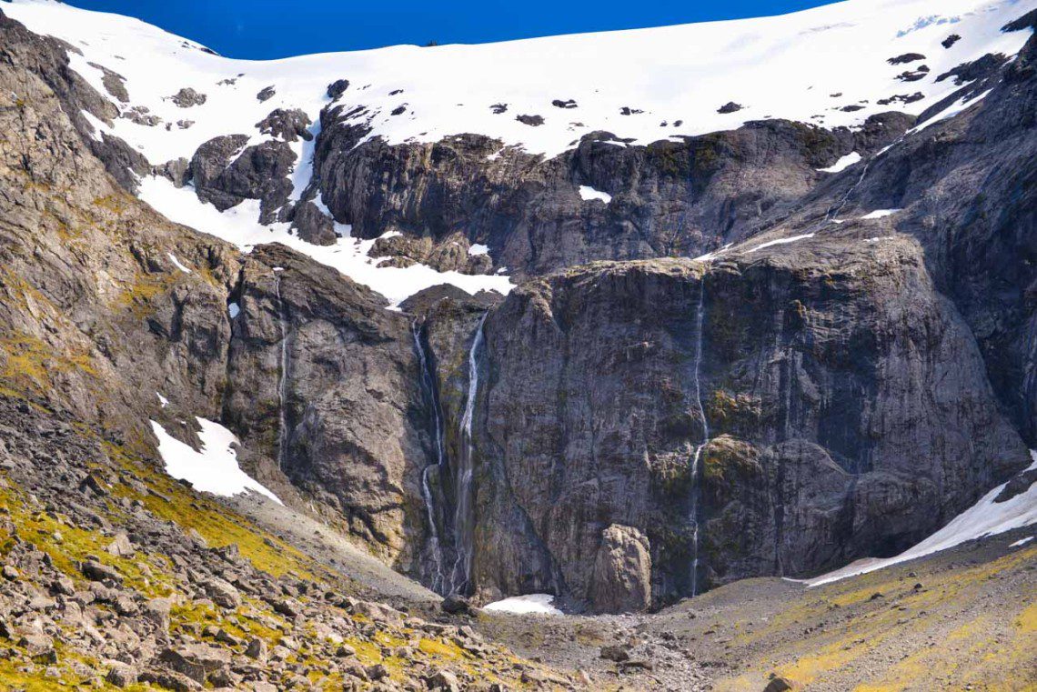 Mängder av vattenfall på vägen till Milford Sound