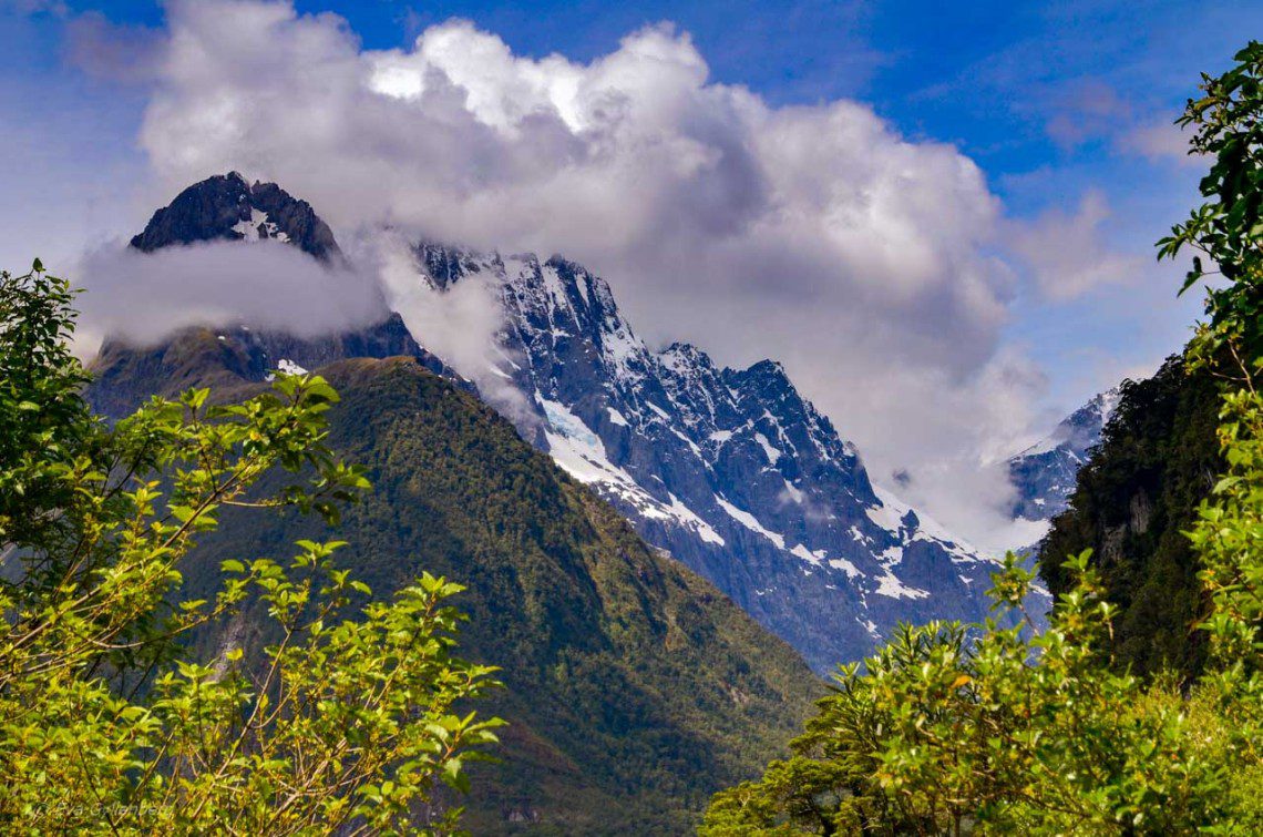 Snöklädda berg på vägen till Milford Sound
