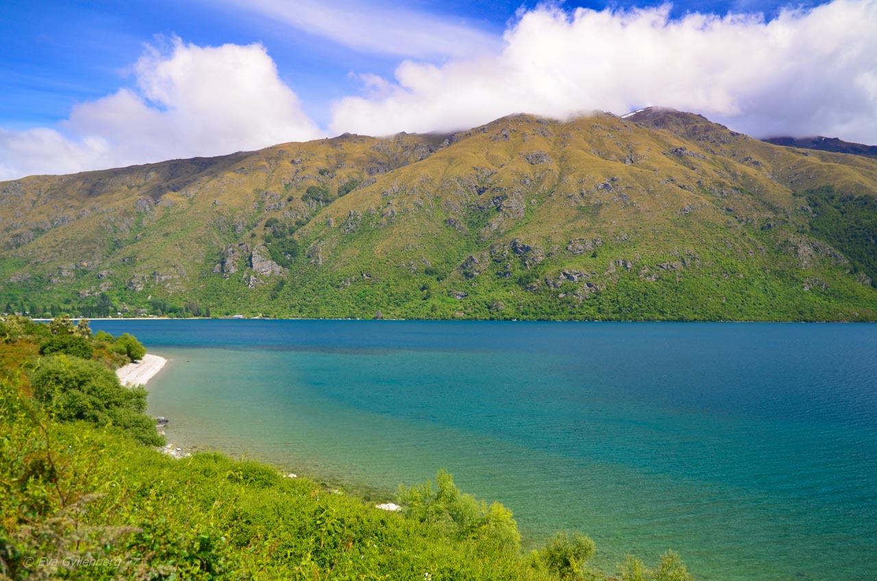 Isblö sjö på vägen till Queenstown