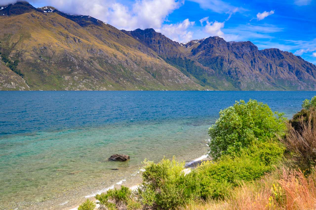 Isblå sjö på vägen till Queenstown
