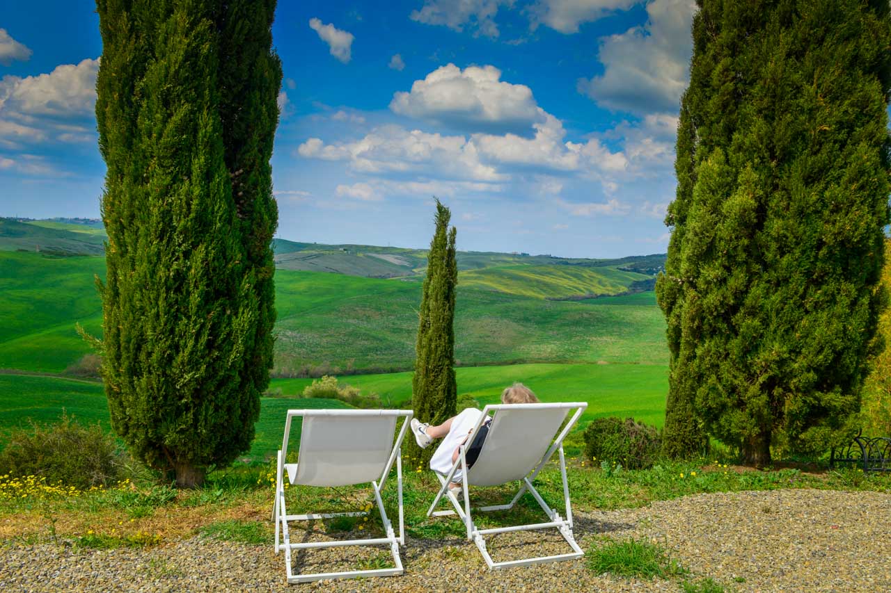 Eva på en stol i Toscana