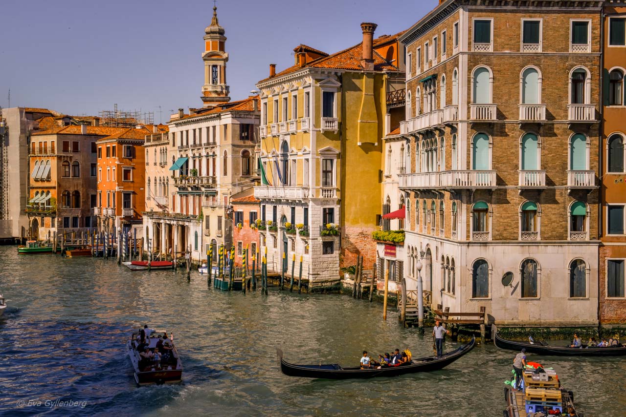 Canal Grandes vackra hus i Venedig