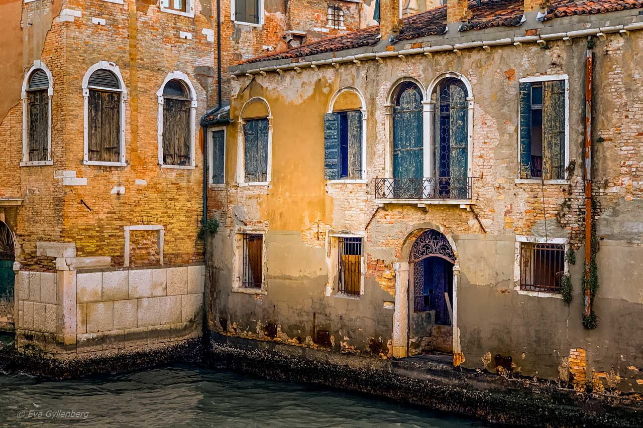 Husgrunder vid kanal i Venedig
