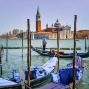 Lagunen och gondolier i Venedig
