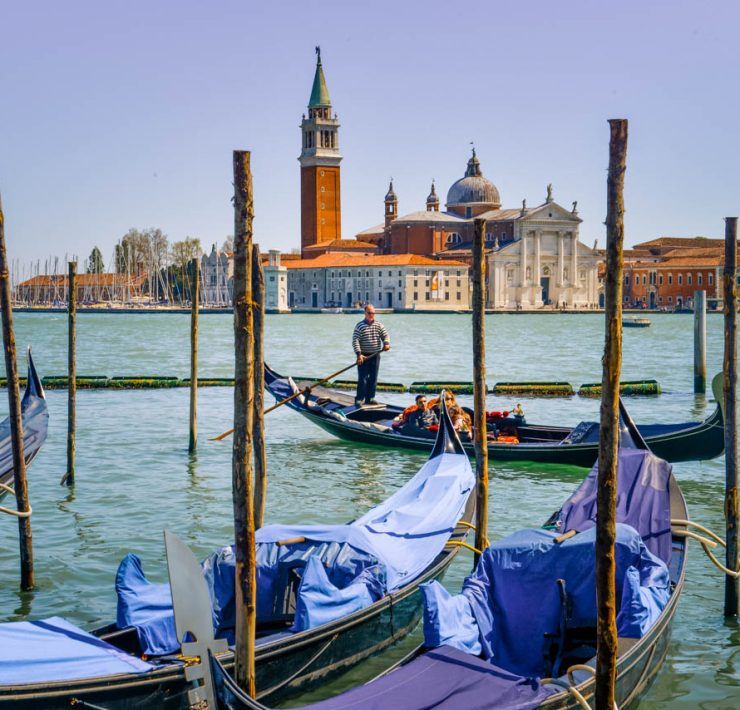Lagunen och gondolier i Venedig