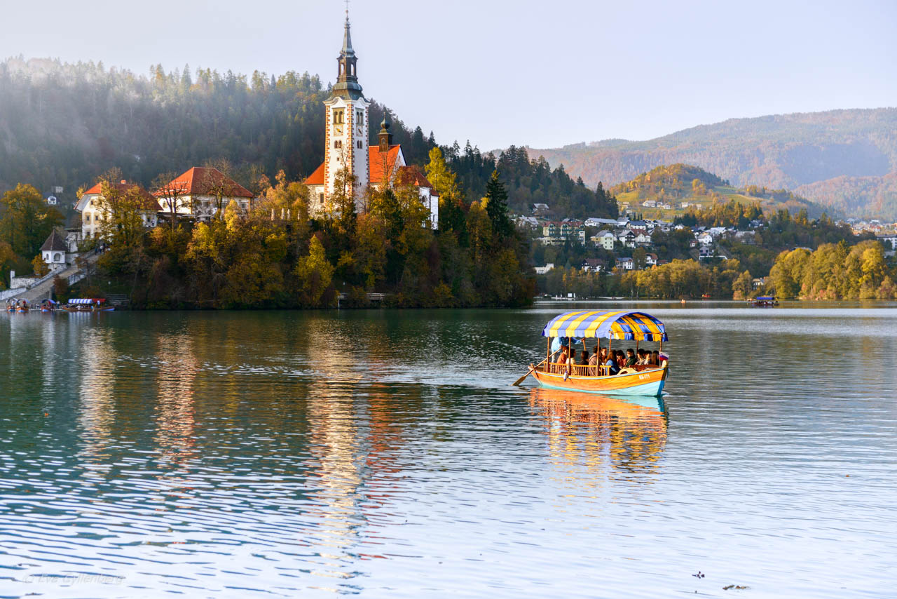 Bledsjön i Slovenien med en båt