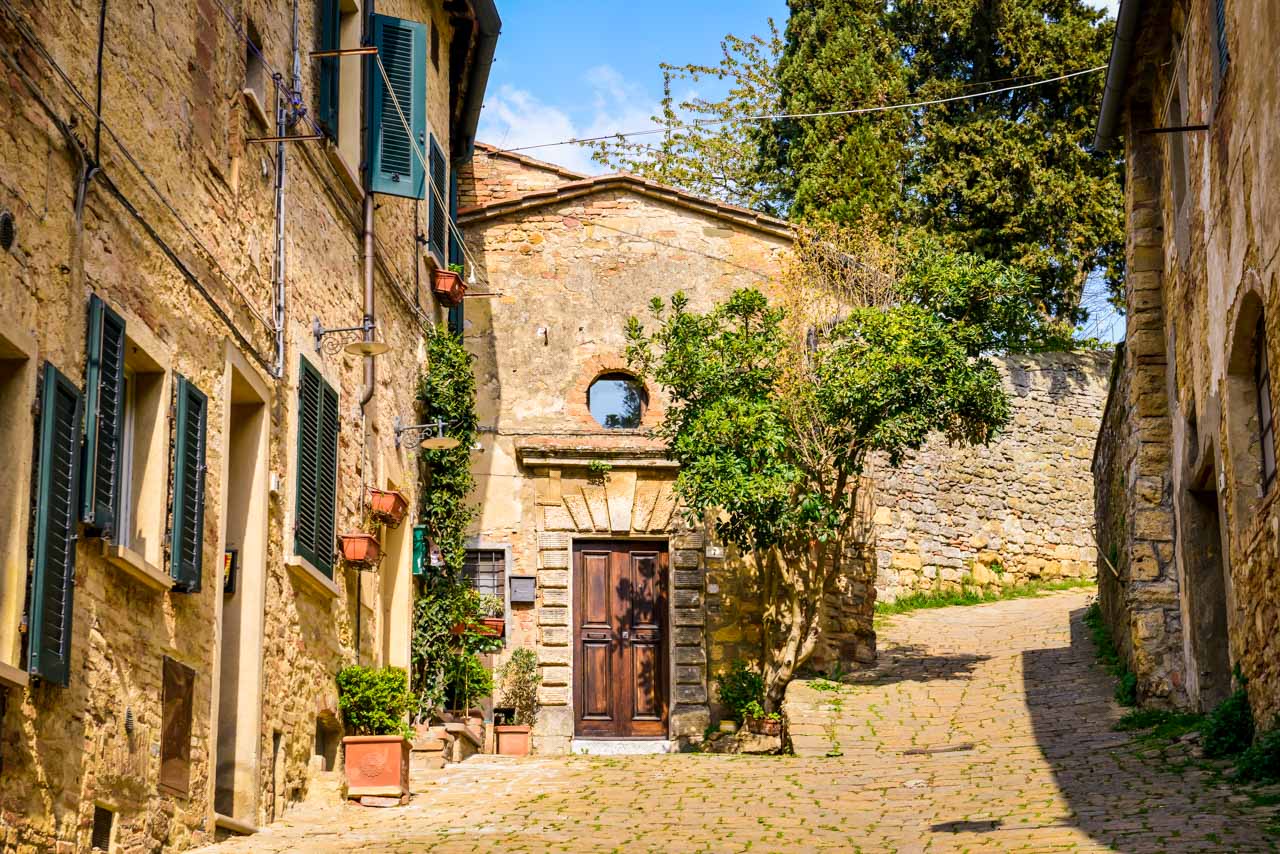 Fina små hus i Volterra