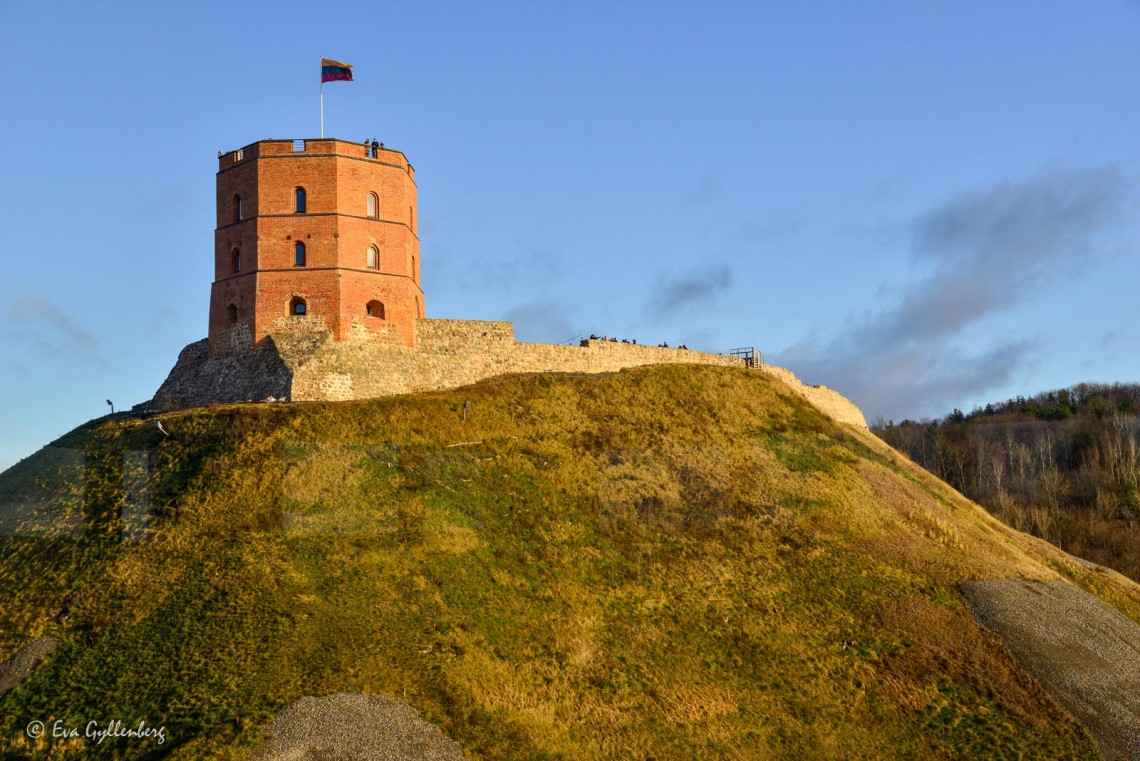 Gedeminas slottstorn på en kulle i Vilnius