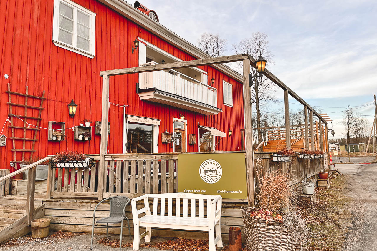 Eldtomta café i ett rött trähus