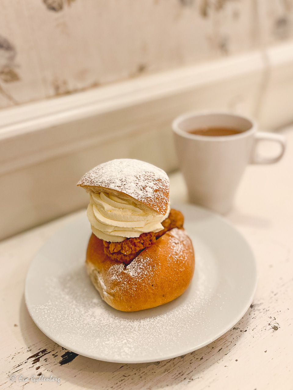 Riktigt vacker och god semla med massor av hemmagjord mandelmassa