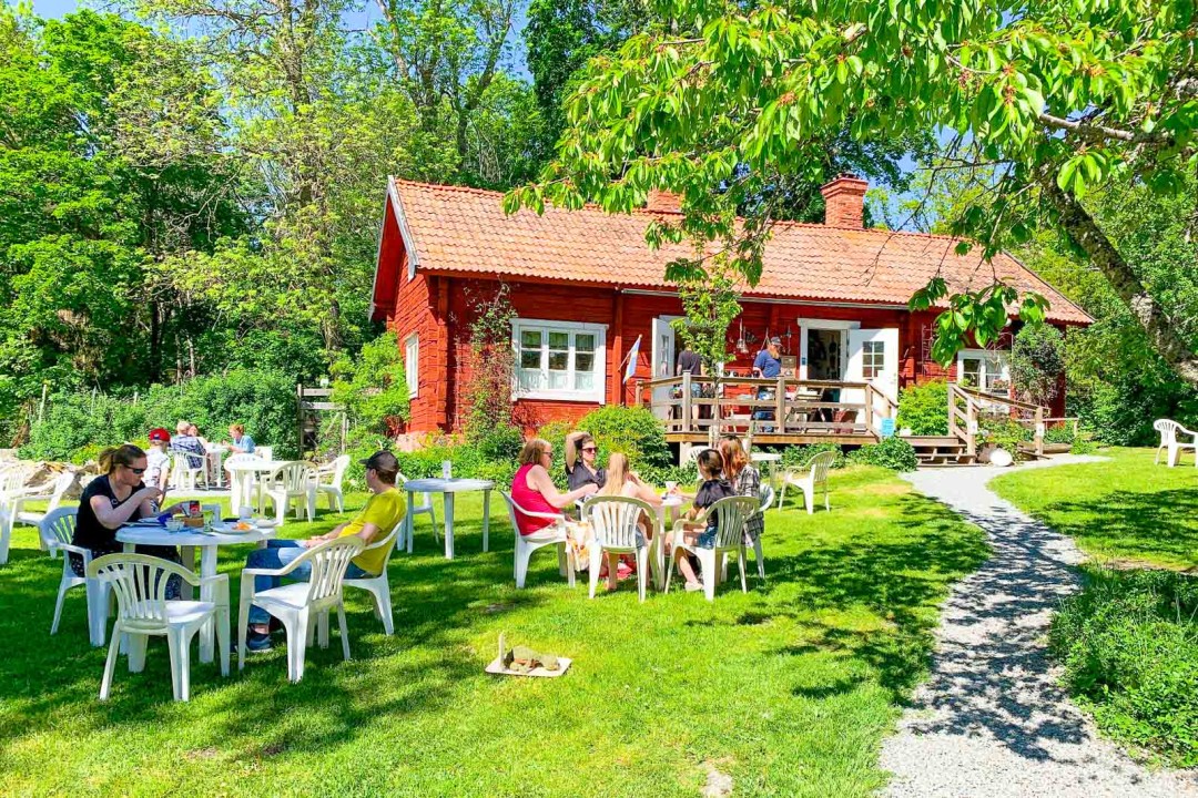 Uteservering i trädgården hos Nibble gård i Enköping