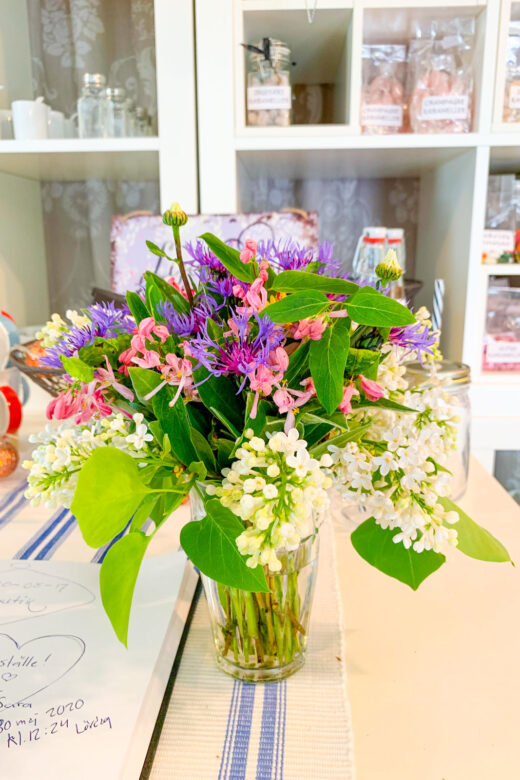 Blomsterbukett med midsommarblommor