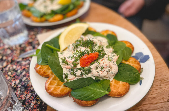 Våffla med räksallad och rom på en tallrik
