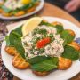 Våffla med räksallad och rom på en tallrik