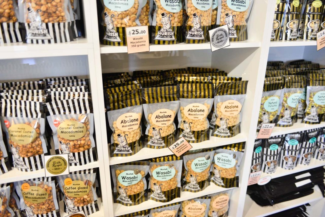 En hylla med mängder av nötter på Morish Nuts i Swan Valley