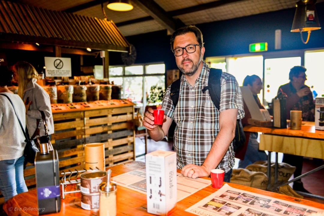 man provar kaffe på kafferosteri