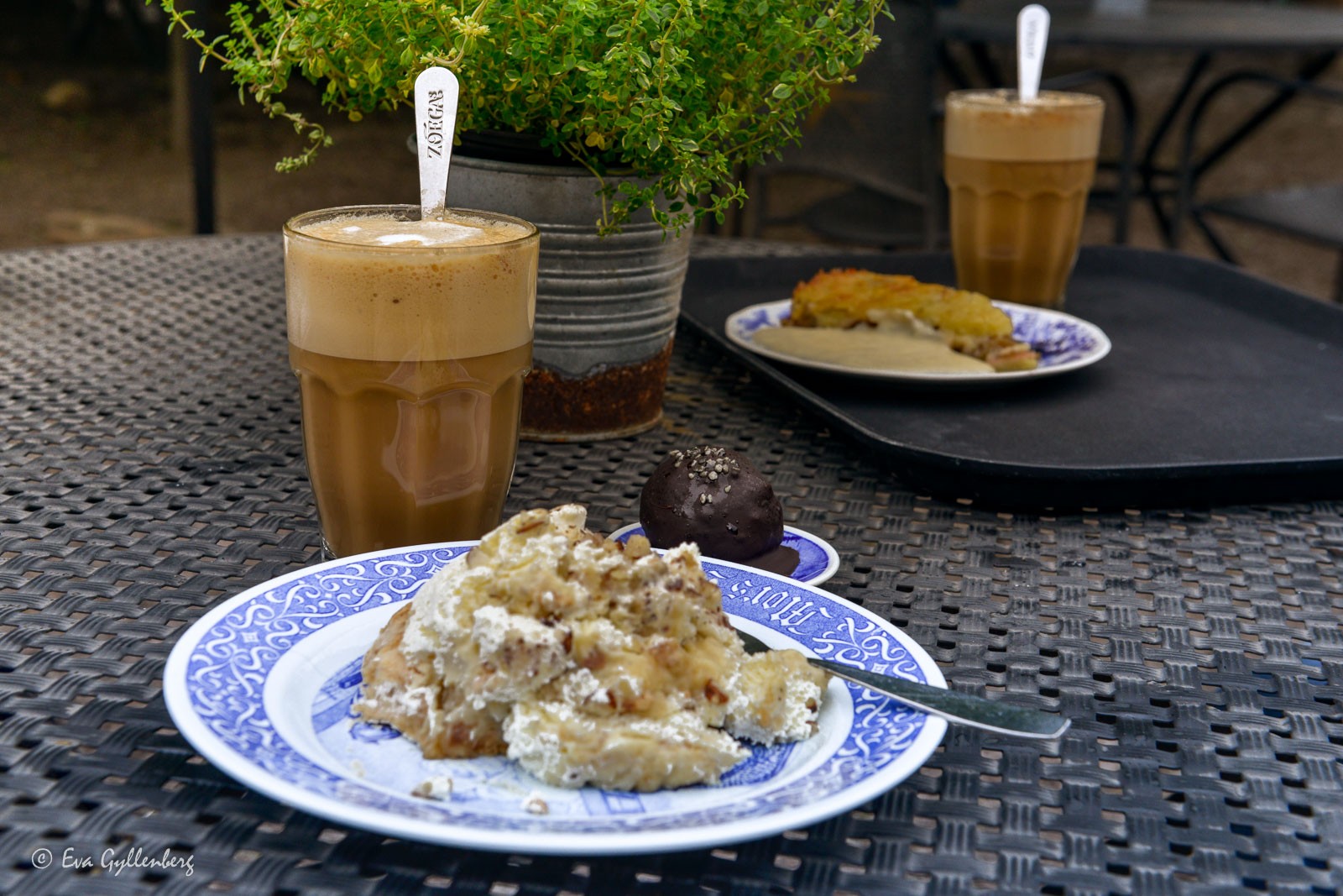 Krapperups kaffestugas stora portioner med tårta och två kaffe