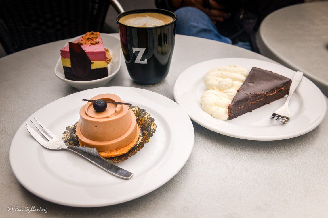 Conditori Duvanders klassiska bakverk och tårtor på ett bord med kaffe. En fika kring Kristianstad.