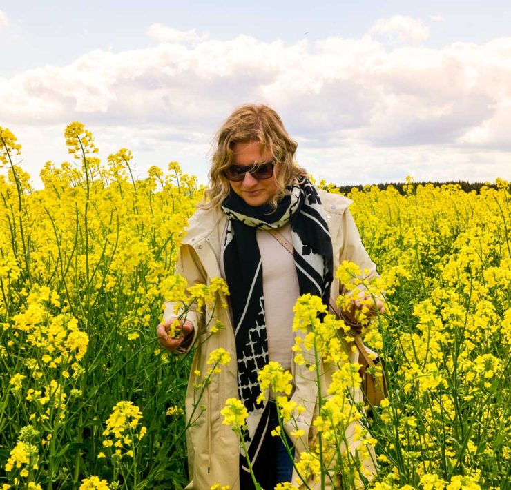 Eva bland rapsfälten
