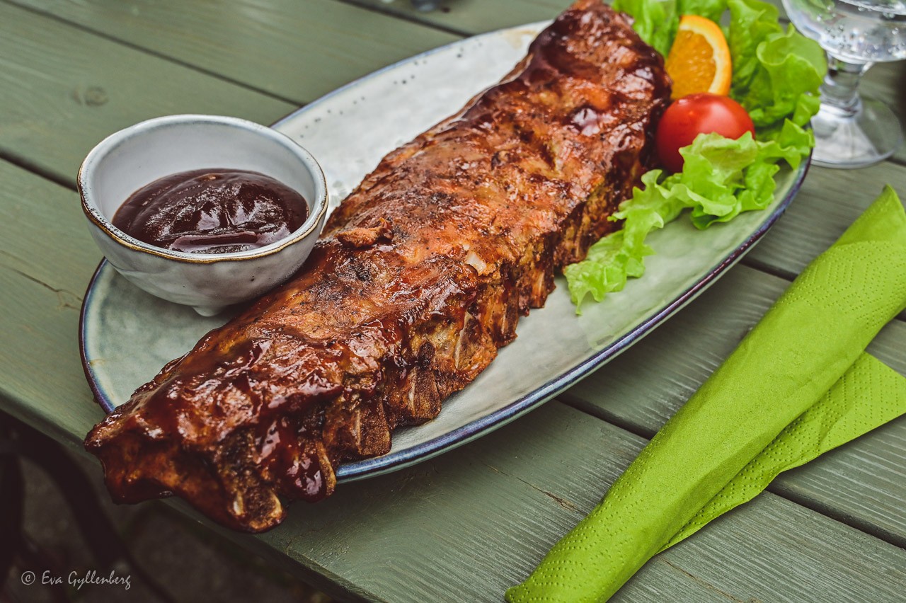 Lunch med revbensspjäll med bbq-sås