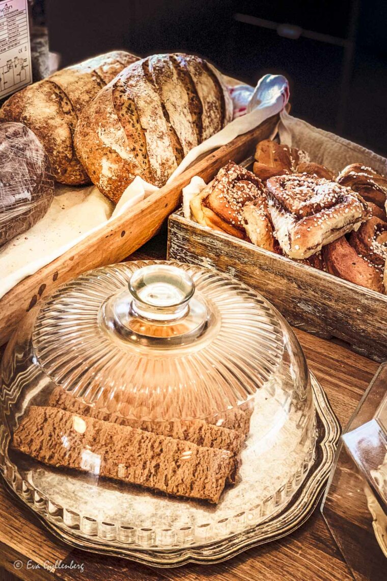 Kakor, bröd och nybakta bullar