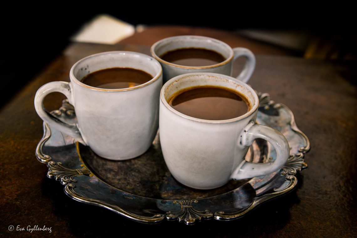 Tre kaffekoppar på en silverbricka