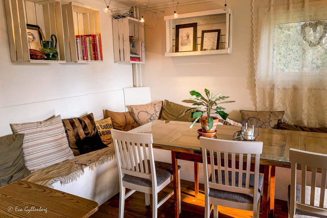 Café med massor med kuddar och mysiga detaljer