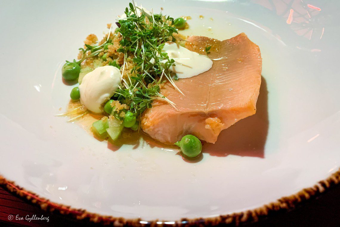 Huvudrätt med fisk och gröna ärtor på Smaca i Kristianstad