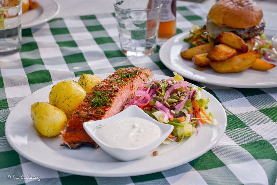 Rökt lax med kokt potatis på en rutig duk på Vånga 77.1